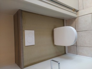 Vervangen staande WC door hangtoilet + maken van afkasting + terugplaatsen plinttegels. extra image 1